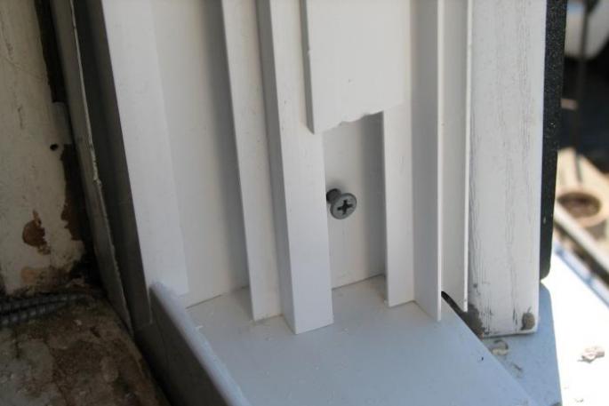 Как отрегулировать пластиковую балконную дверь, если она просела?