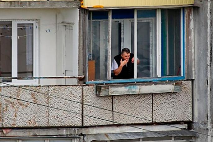 Соседи курят на балконе: как бороться и что делать