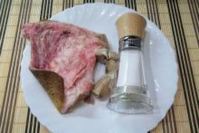 Сало, перекрученное с чесноком через мясорубку по-украински: рецепт