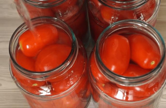 Pomodori in succo di pomodoro senza sterilizzazione per l'inverno Pomodori in succo di pomodoro acquistato per l'inverno